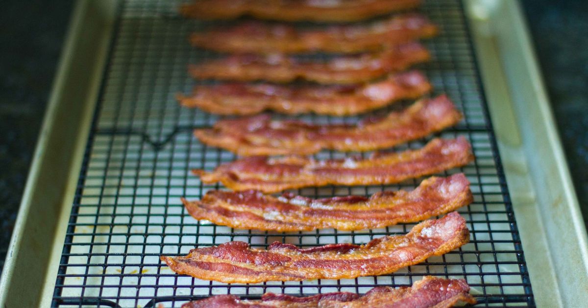 Make The Perfect Crispy FLAT Bacon Using a Cooling Rack Forkly