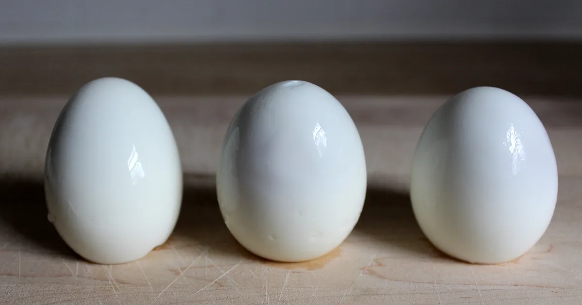 Use Vinegar To Peel Hard Boiled Eggs With Ease Forkly