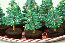 Simple & Easy Chocolate Pretzel Christmas Tree Brownies