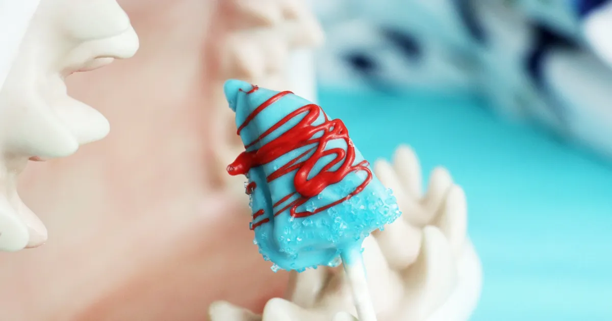 Dipped Apple Shark Fin Pops - Forkly