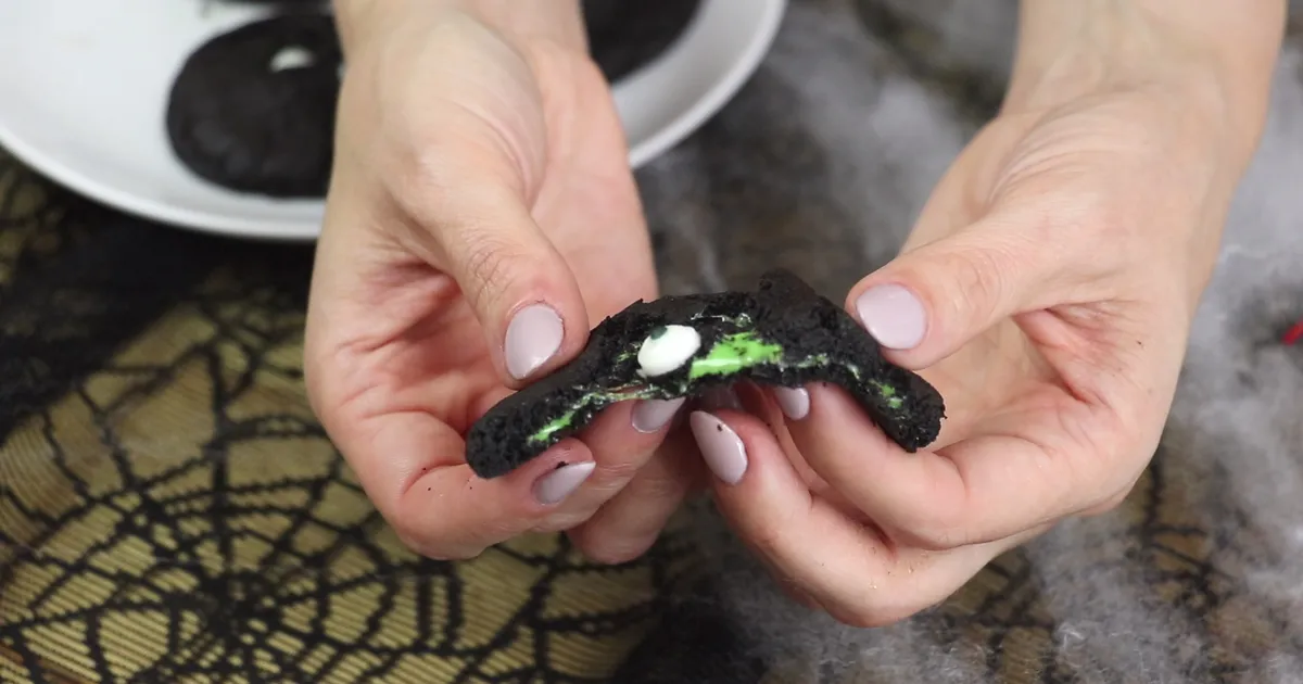 Jeepers Creepers Slime-Filled Cookies - Forkly