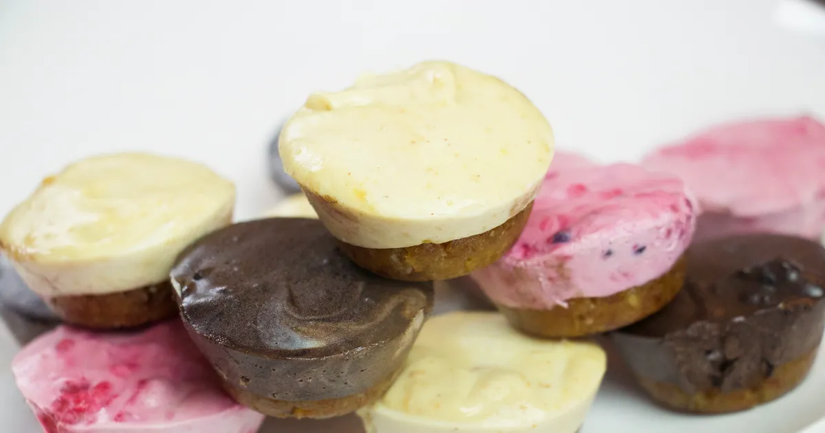 Mini Vegan Freezer Chocolate, Raspberry, and Peanut Butter Cheesecakes - Forkly