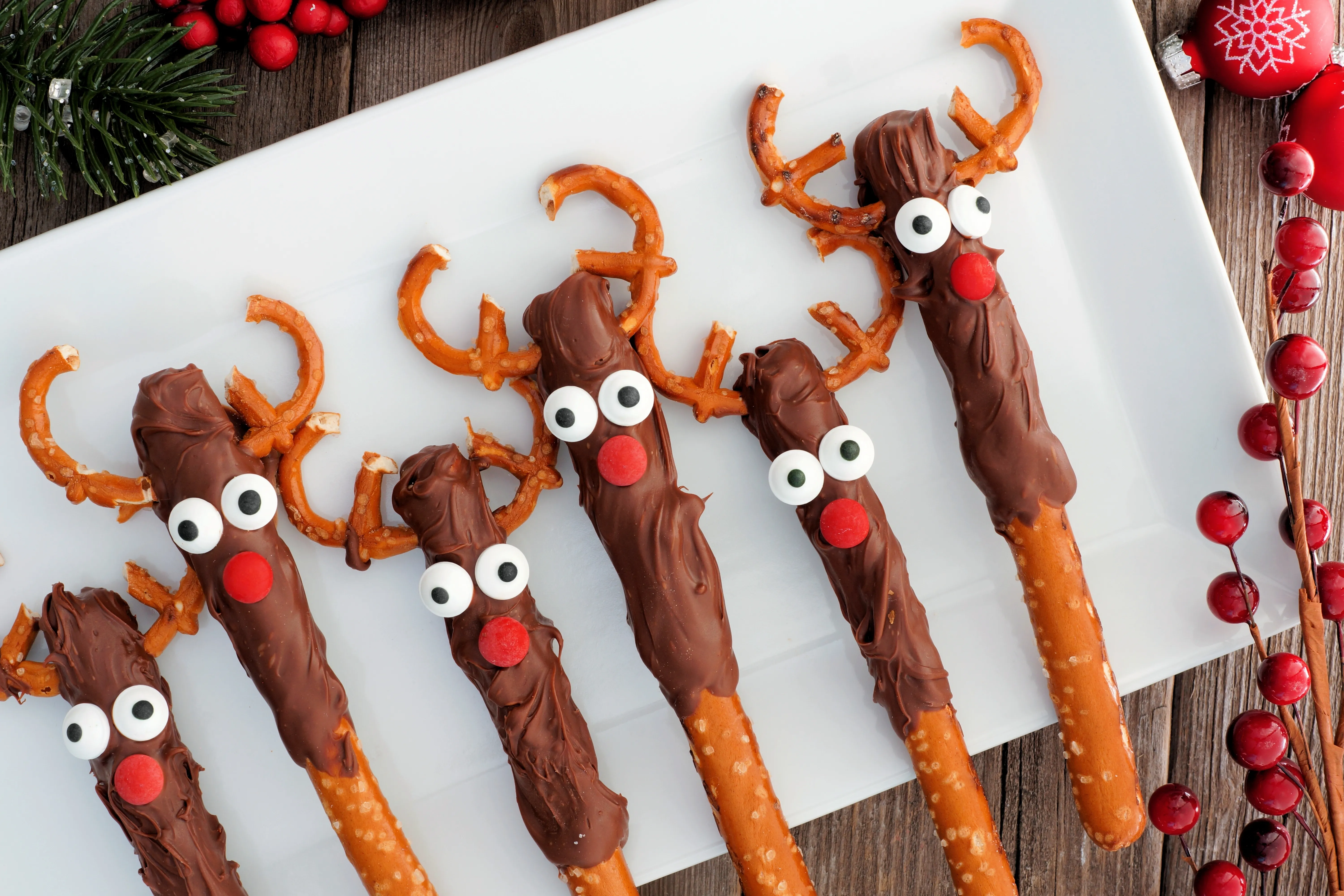 Pretzel M&M Hugs {Christmas Style} - Cooking Classy