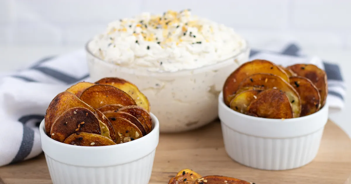 Homemade Everything But The Bagel Potato Chips with Herb & Garlic Dip - Forkly